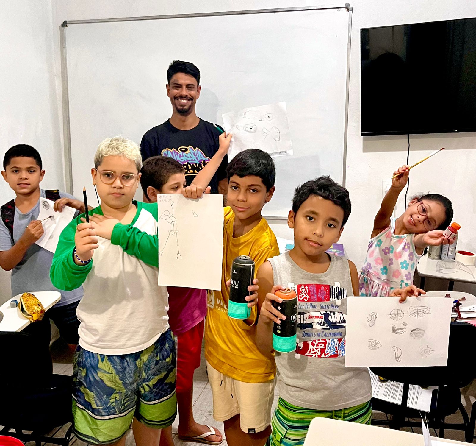 Crianças do Polo Educacional em oficina de desenho